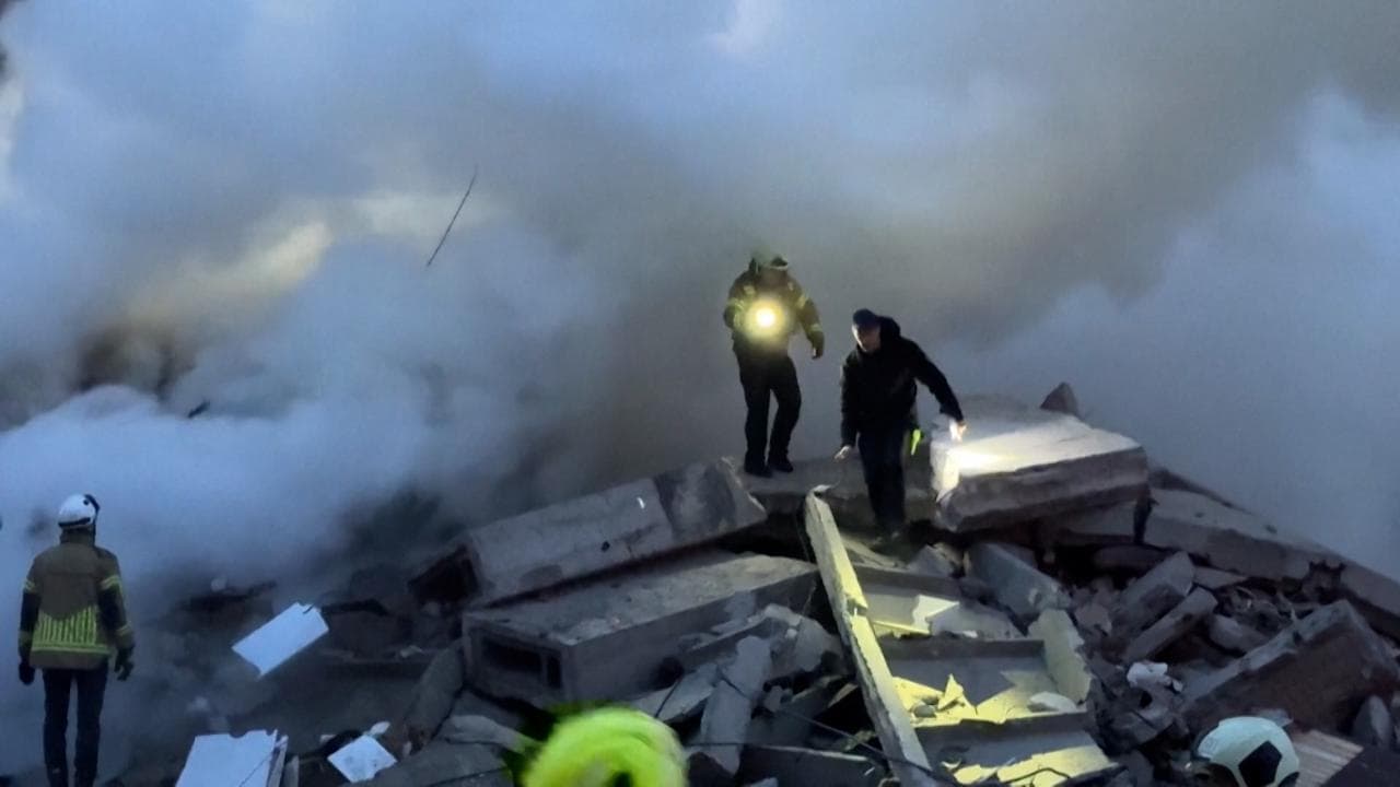 Ucraina, missili e droni russi su Kiev: i soccorsi tra le macerie di un palazzo distrutto