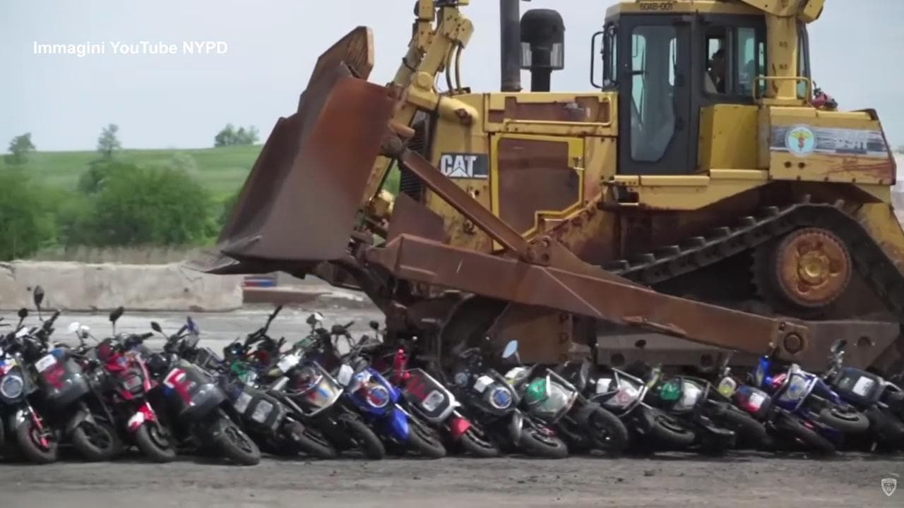 La guerra di New York ai motorini illegali: bulldozer ne distrugge oltre 200
