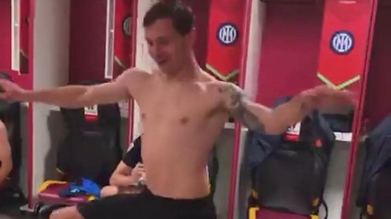 Festa Inter negli spogliatoi, il balletto di Barella diventa virale dopo la finale di Coppa Italia