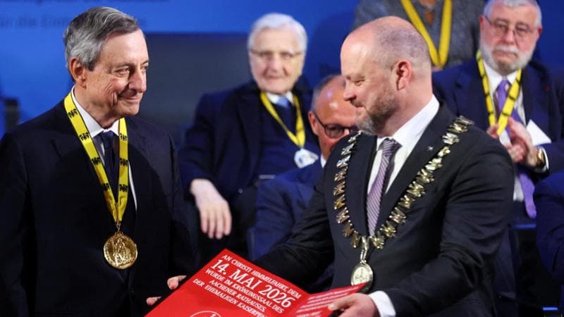 Mario Draghi riceve il premio Carlo Magno ad Aquisgrana