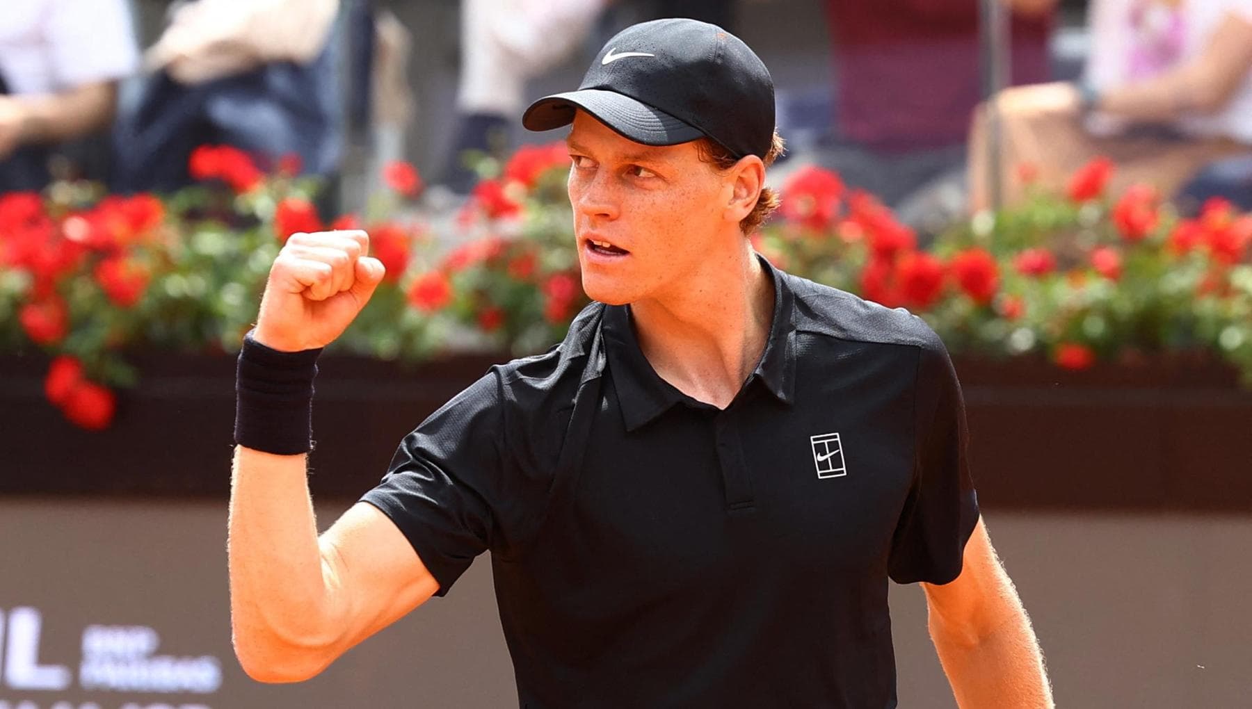 Sinner batte Rublev, è in semifinale a Roma: 32 vittorie di fila nei Masters 1000, è record