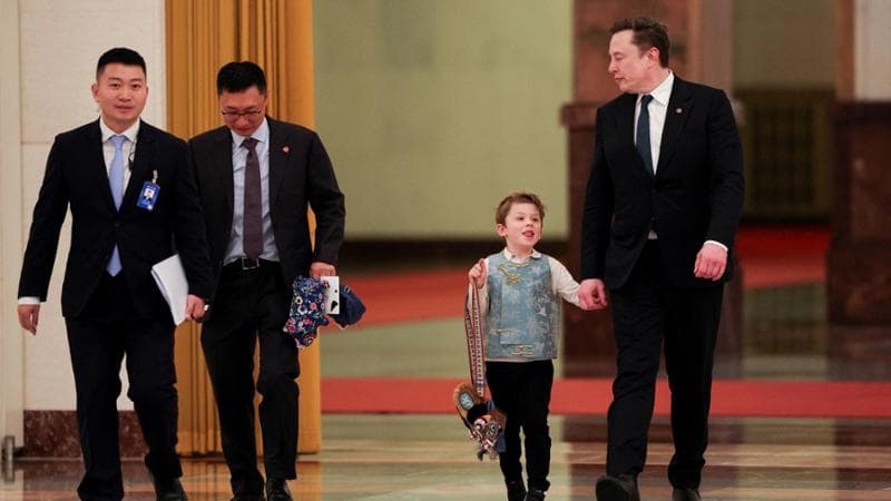 Anteprima: Il piccolo Musk al banchetto con i due leader. E papà Elon conquista i cinesi a suon di s…