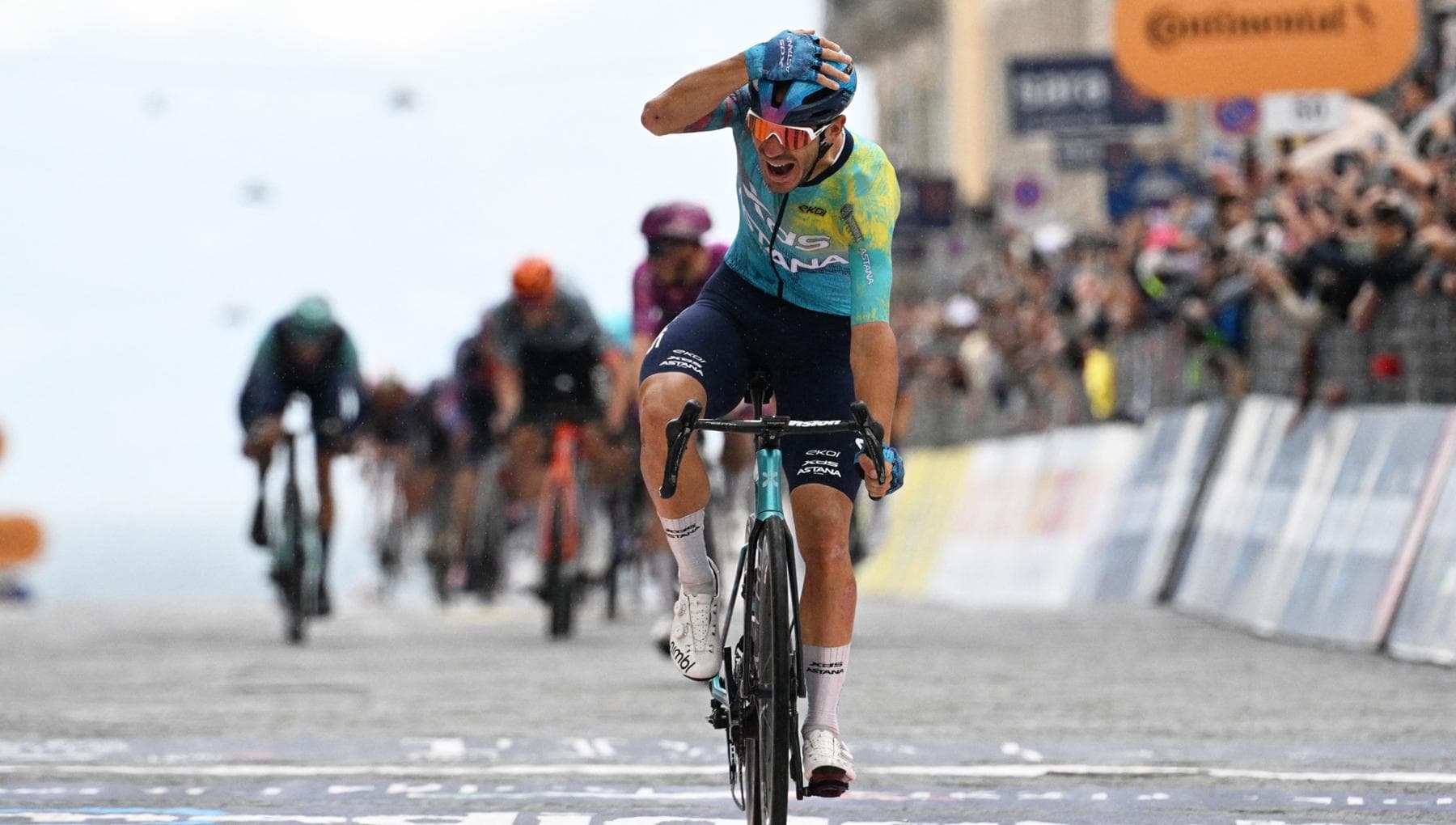 Davide Ballerini vince a Napoli: primo successo italiano al Giro. Eulalio rimane in rosa