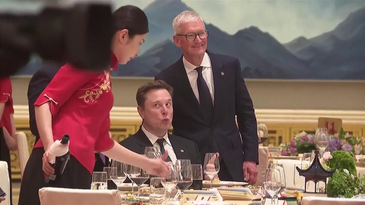 Pechino, Musk arriva col figlio al banchetto di Xi per Trump: poi scattano selfie e faccette