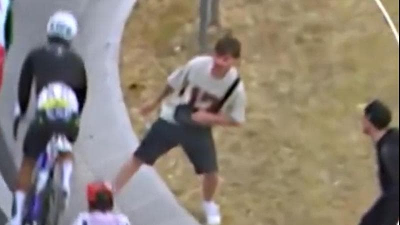 Provano a far cadere i ciclisti al Giro, due ragazzi denunciati