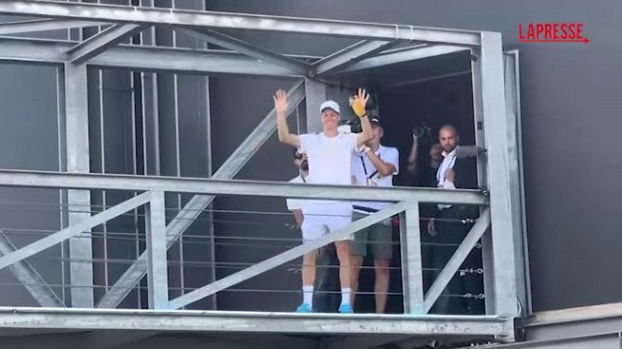 Foro Italico, Sinner saluta ma non si concede alle tifose. Che lo perdonano: "È sempre bello"