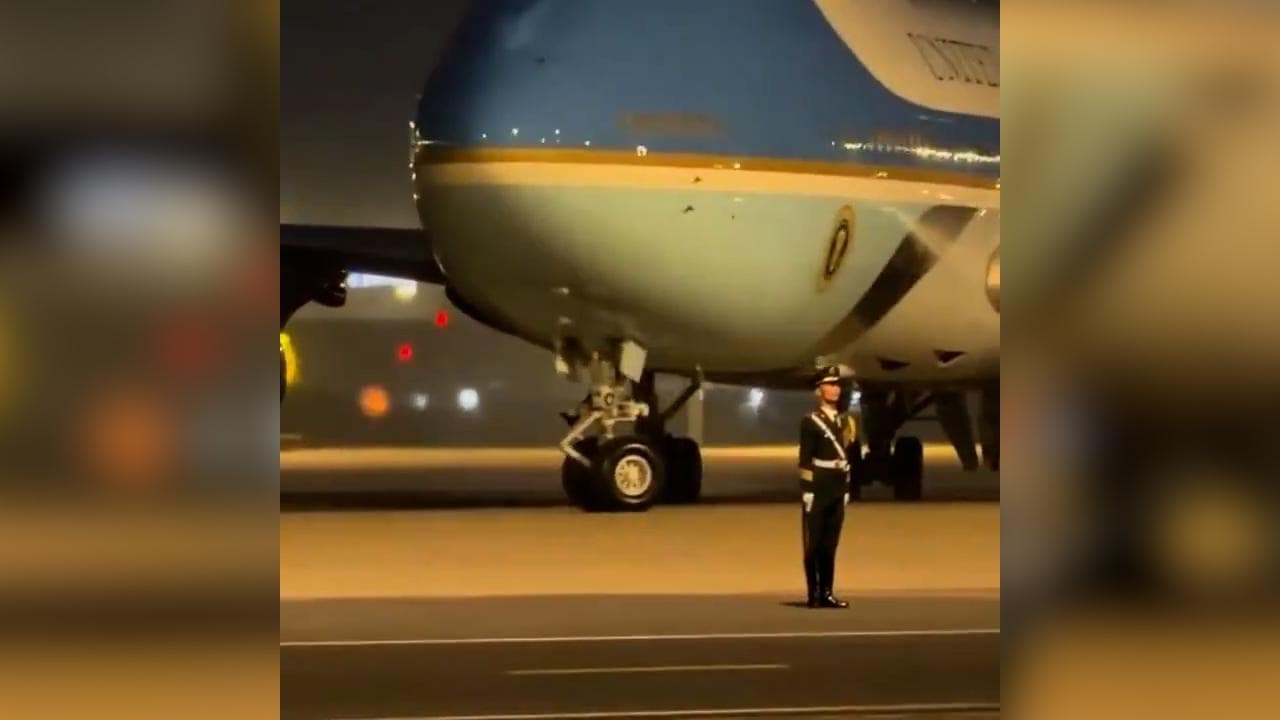 L'aereo di Trump atterra a Pechino: il soldato cinese immobile a pochi metri dall'Air Force One