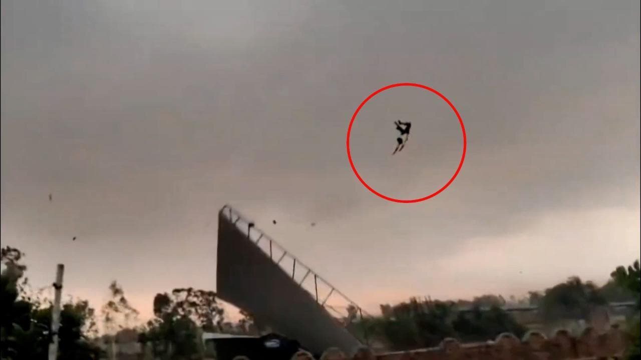 India, la furia dei venti è incontenibile: uomo viene sollevato in aria a oltre 15 metri d'altezza