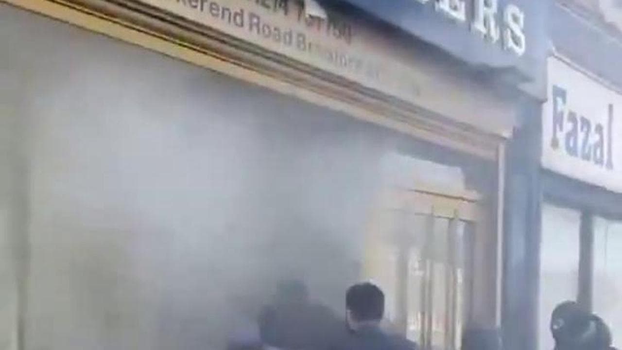 Gb, ladri sfondano la vetrina di una gioielleria con un'auto ma la rapina è fallimentare