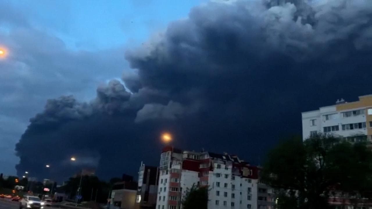Ucraina, droni contro la raffineria russa: nei cieli di Ryazan si alza una enorme colonna di fumo