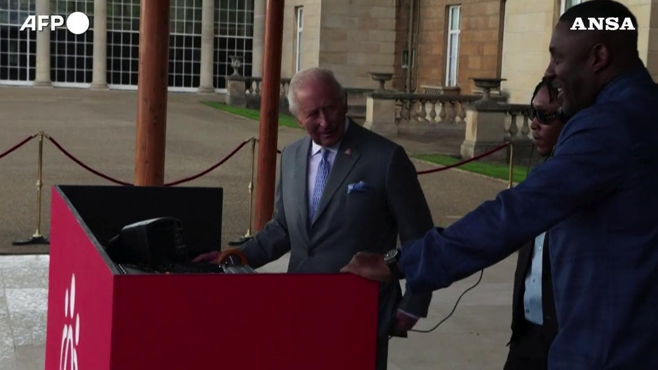 Il party è a Buckingham Palace e in console c'è Dj Carlo (III)