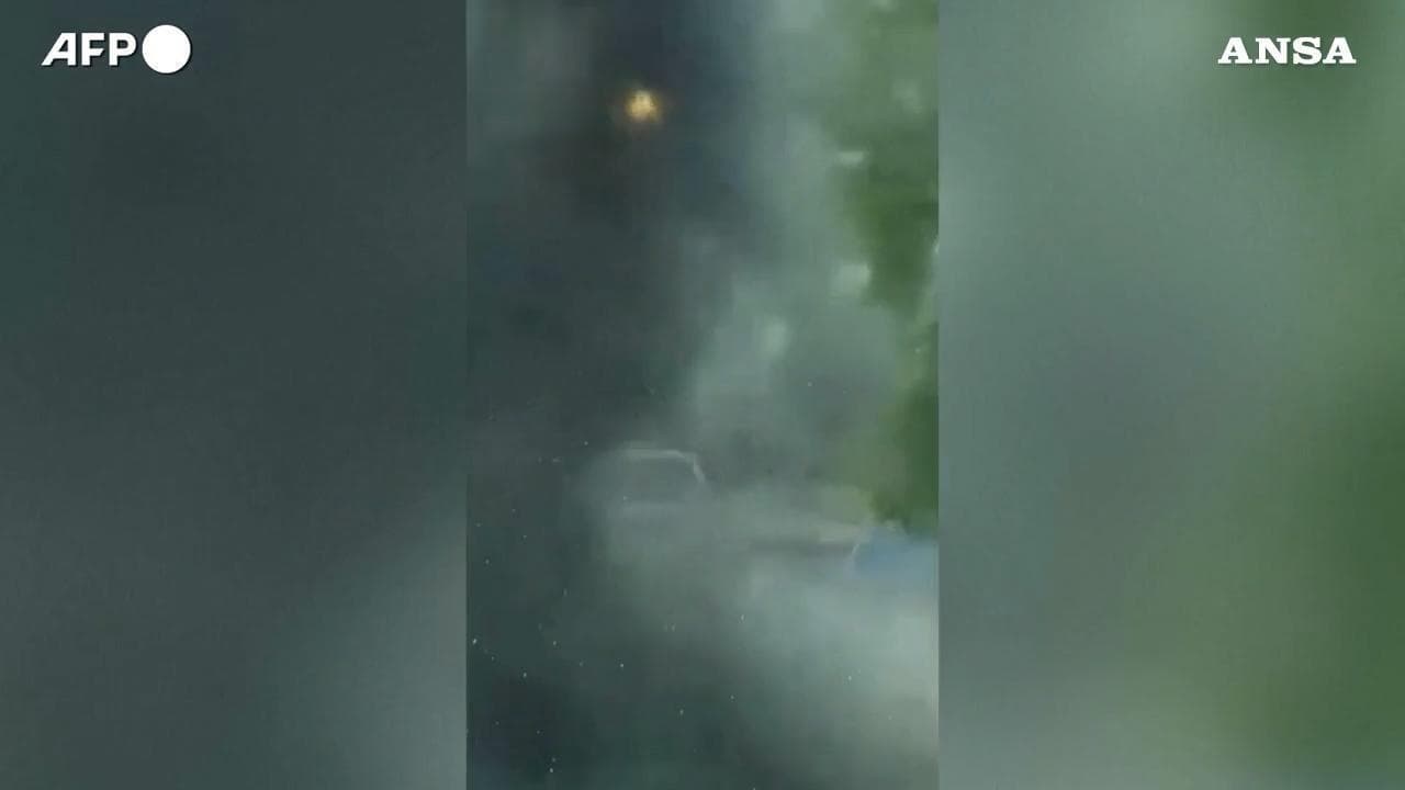 Ucraina, drone russo colpisce un veicolo dell'Onu a Kherson: il momento dell'esplosione