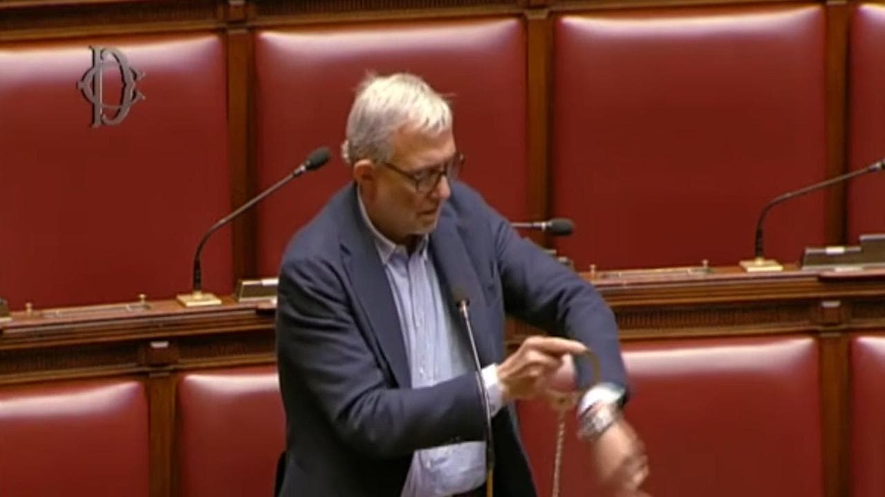 Camera, Giachetti si ammanetta in aula e annuncia sciopero della sete: "Si sblocchi Vigilanza Rai"