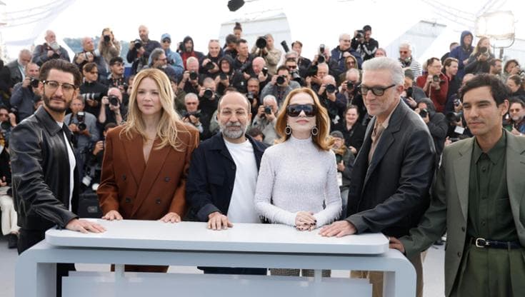 Il regista insieme al suo cast: Pierre Niney, Virginie Efira, Isabelle Huppert, Vincent Cassel, Adam Bessa