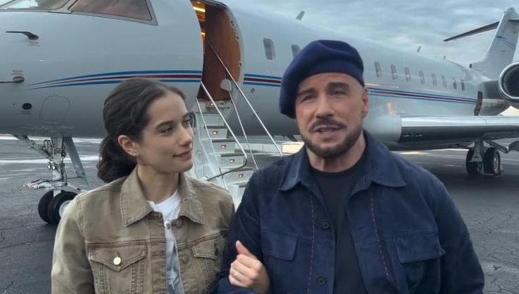John Travolta e la figlia Ella Bleu appena arrivati a Cannes: alle spalle l'aereo privato pilotato dallo stesso attore