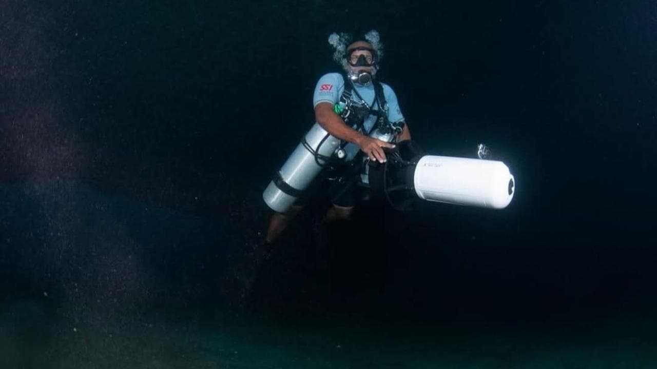 Il famoso subacqueo dello Sri Lanka Shafraz Naeem ha pubblicato sui social media questa foto, affermando che la grotta è profonda 58 metri
