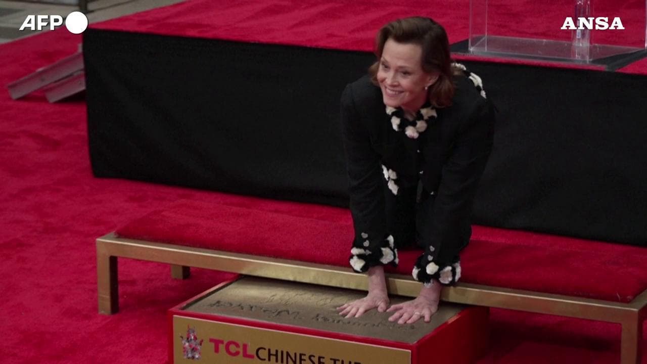 Hollywood, "rito" delle impronte nel cemento del TLC Chinese Theatre per Sigourney Weaver