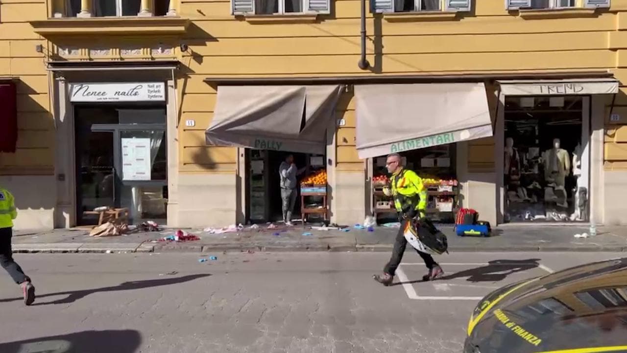 Modena, auto sulla folla: detriti in strada e il tendone di un negozio distrutto dopo l'impatto