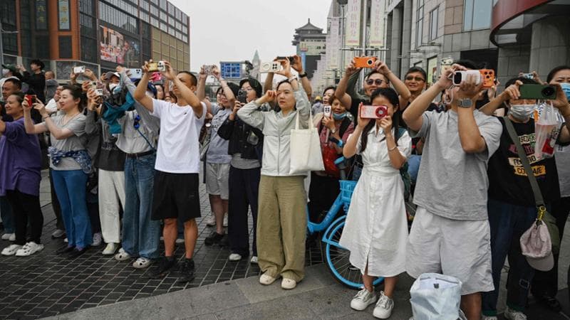 Pechino, 15 maggio: cittadini cinesi lungo il passaggio del convoglio americano