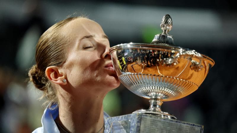Elina Svitolina con la coppa della vincitrice