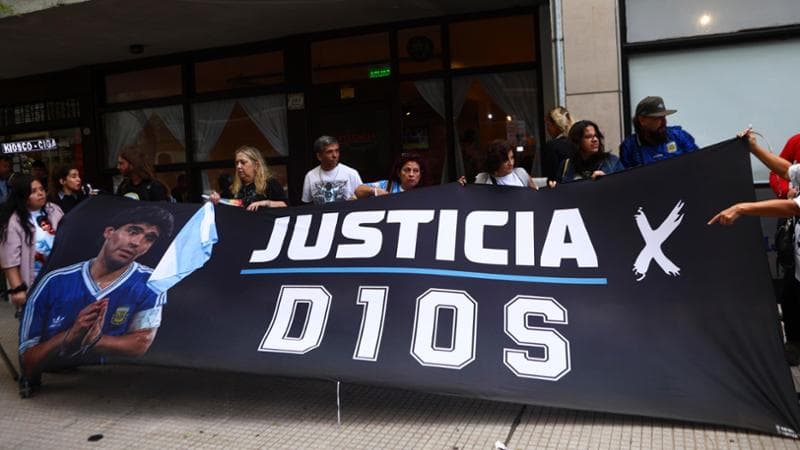 Anteprima: Tra lacrime e caos la battaglia in tribunale sul cuore di Maradona