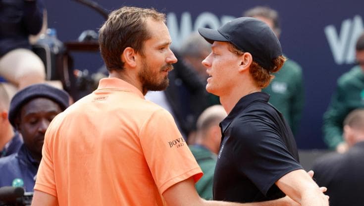 Il saluto a fine match tra Medvedev e Sinner