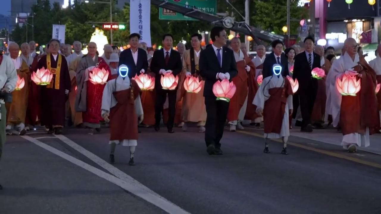 Corea, al Festival delle lanterne di loto sfilano monaci buddisti robot. Il pubblico: "Un'emozione"