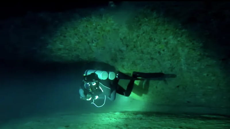 La grotta degli squali, come è noto nell'atollo di Vaaru il luogo in cui sono scomparsi i sub italiani