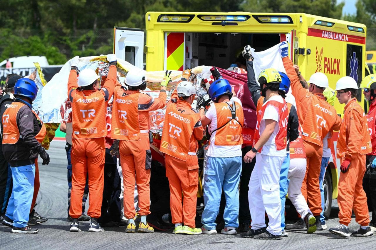 Alex Marquez portato in barella in ambulanza per essere poi trasportato in ospedale