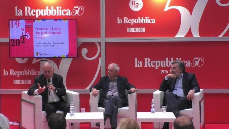Spadaro: "Trump vestito da Papa o da Gesù, il potere cerca la sacralità" L'integrale