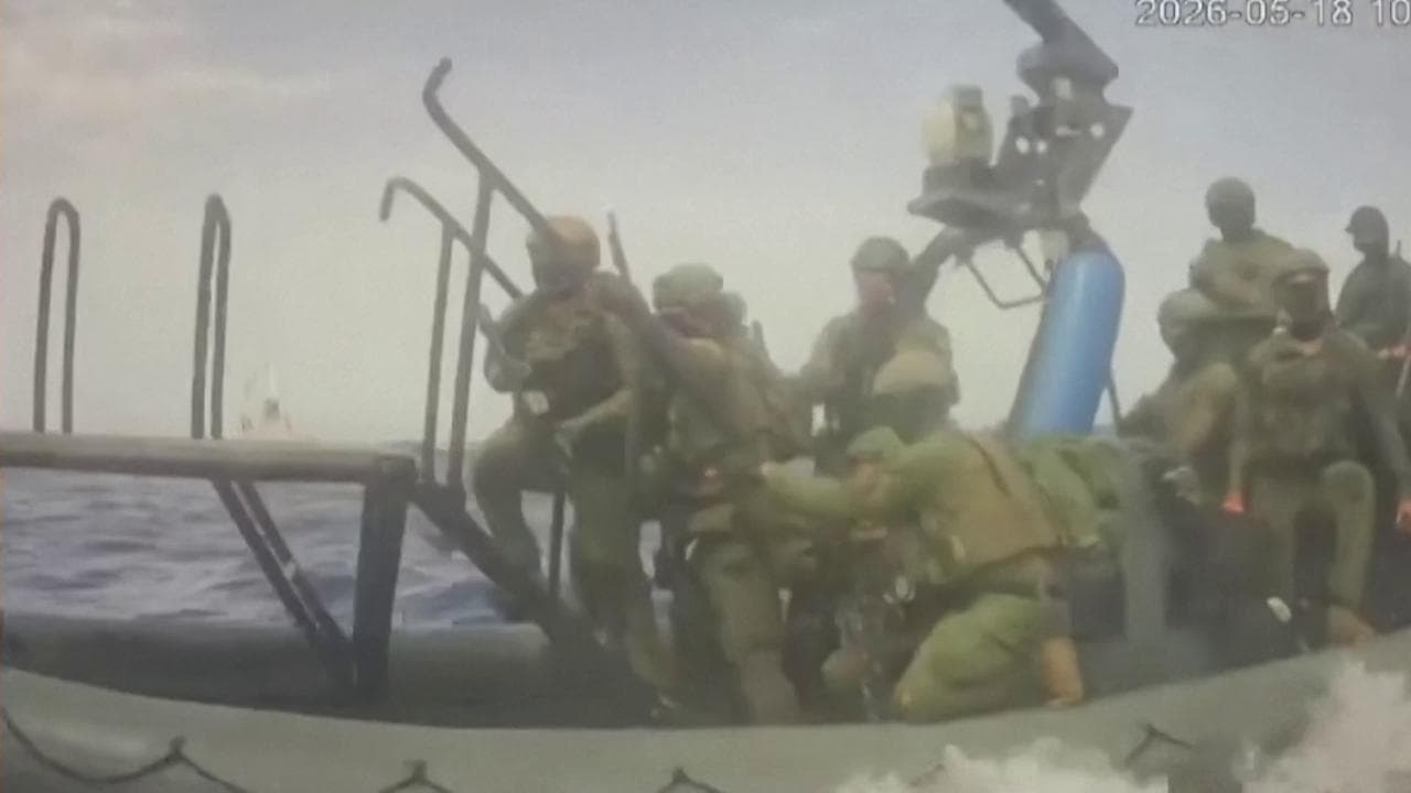 Gaza, i militari israeliani salgono sulla nave: il momento dell’abbordaggio