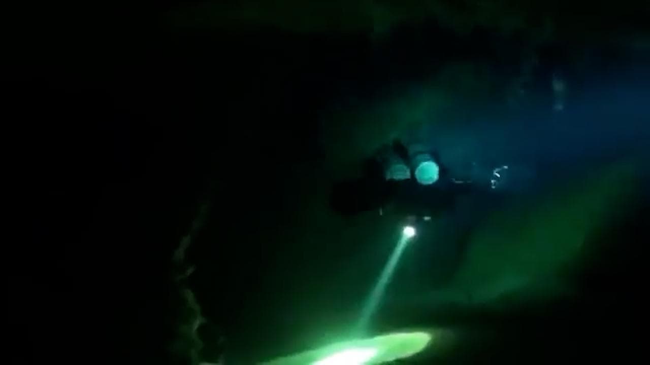 Maldive, nella grotta sommersa dove si cercano i quattro italiani