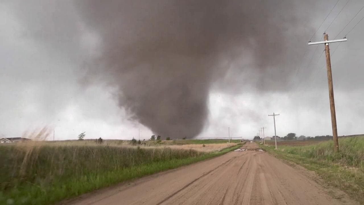 Usa, tornado si abbatte sul Nebraska: le immagini ravvicinate della violenta tempesta