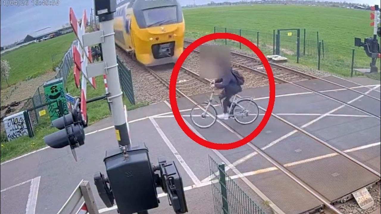Paesi Bassi, ciclista rischia di finire sotto un treno: salvo per pochi secondi