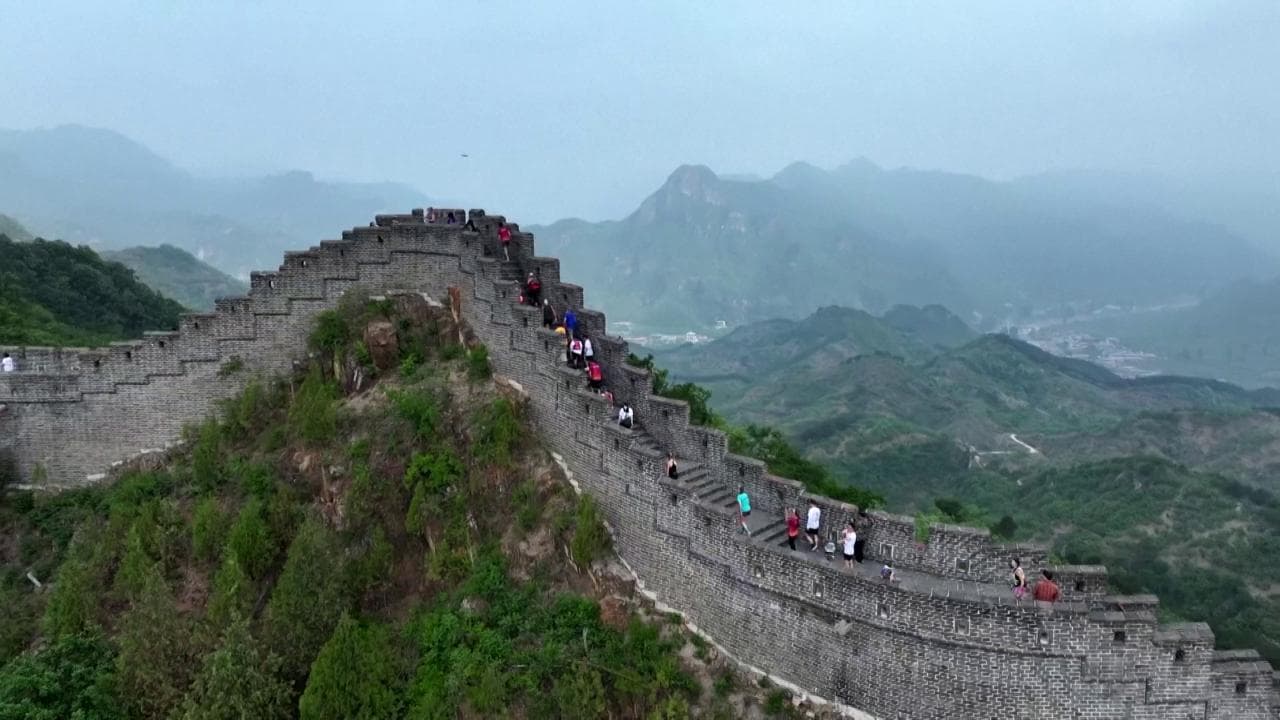 Cina, la maratona mozzafiato (in tutti i sensi): 42 km di saliscendi impervi sulla Grande Muraglia