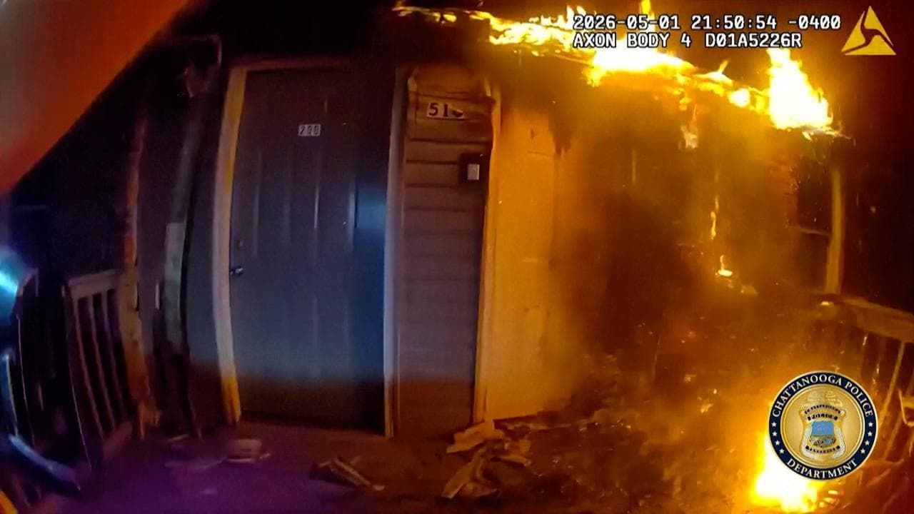 Usa, poliziotto salva dei bambini da una casa in fiamme: l'eroico intervento ripreso dalla bodycam
