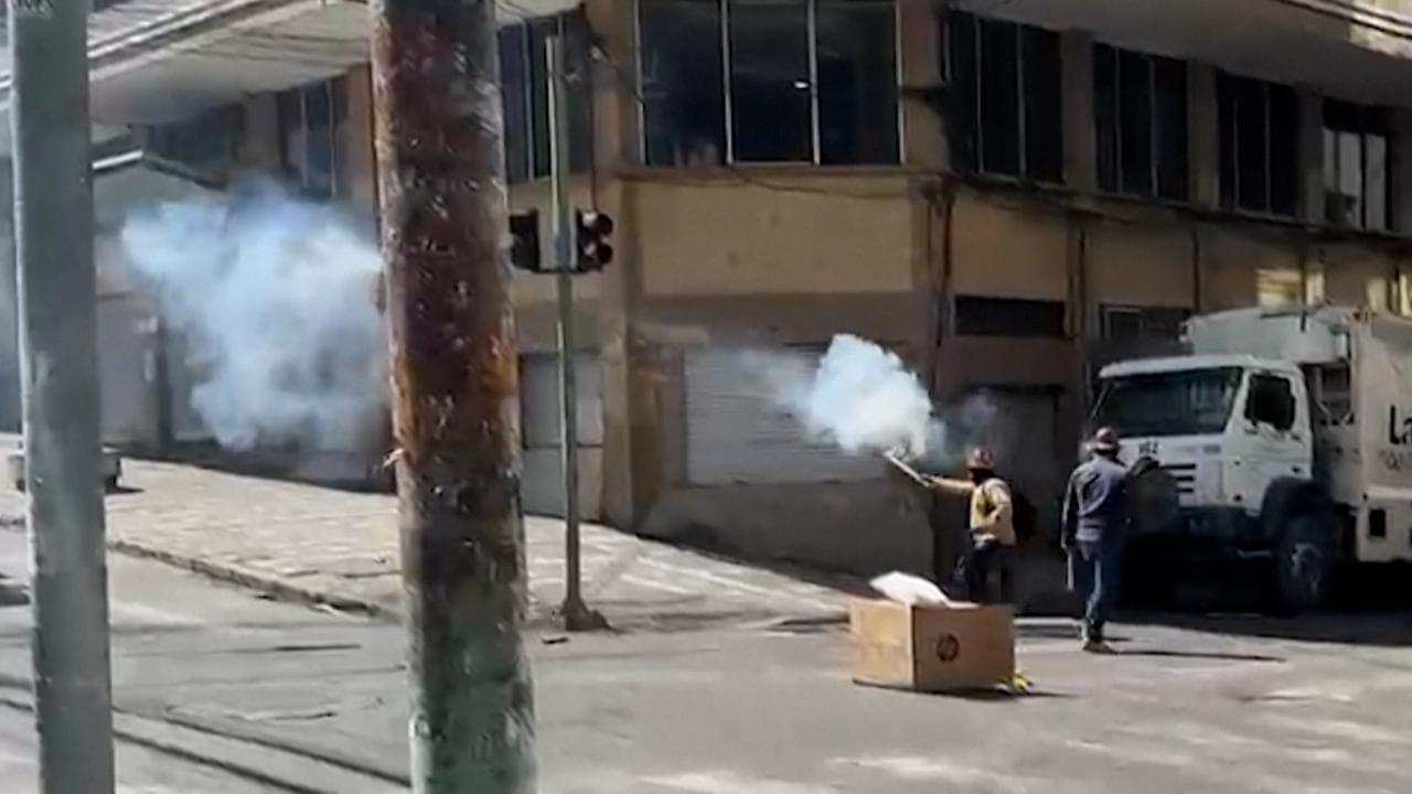 Bolivia, protesta dei minatori contro il presidente Paz: petardi, lacrimogeni e tafferugli