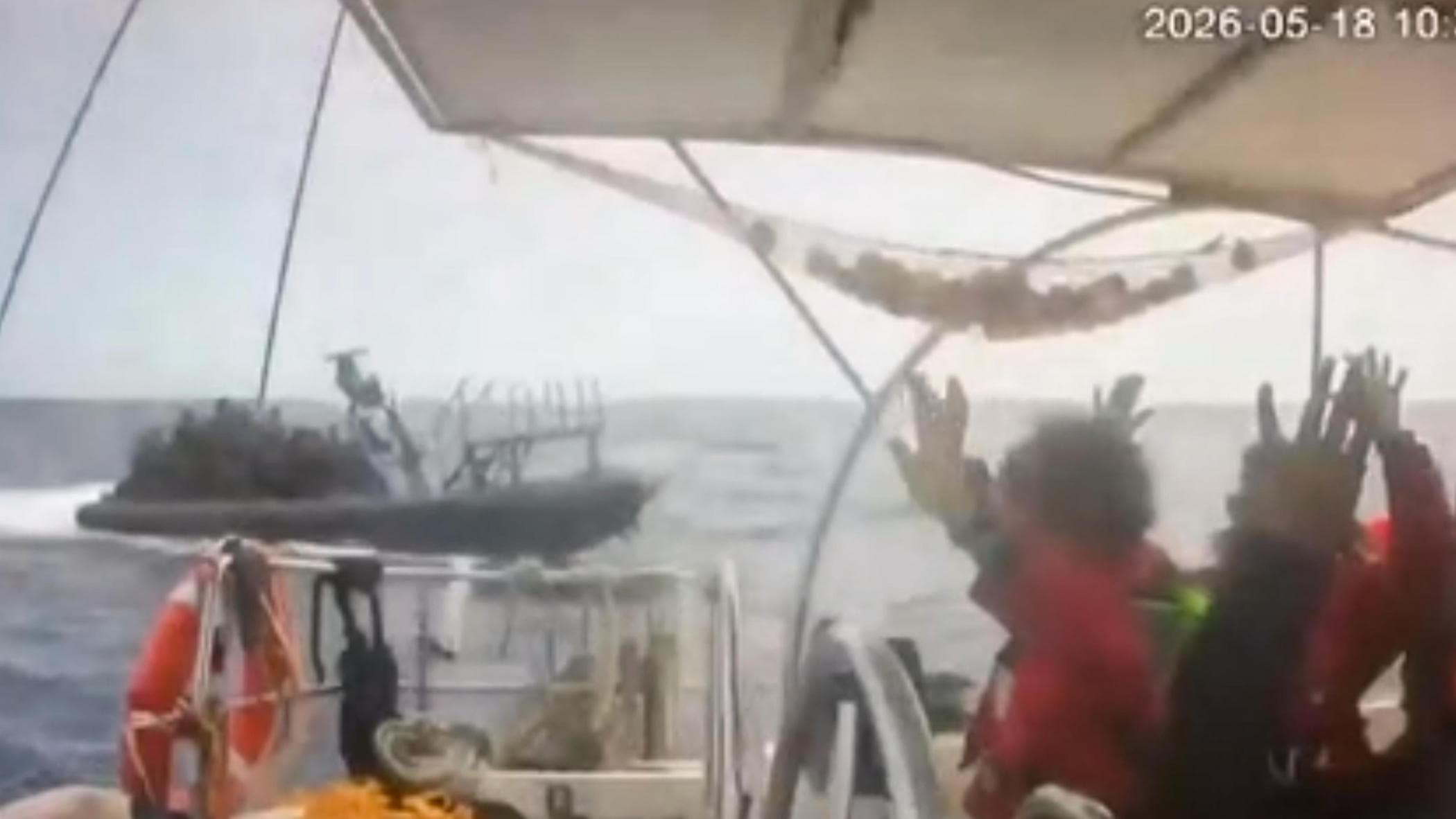 In pieno giorno, in acque internazionali, puntando i fucili: così l’Idf ha fermato la Flotilla