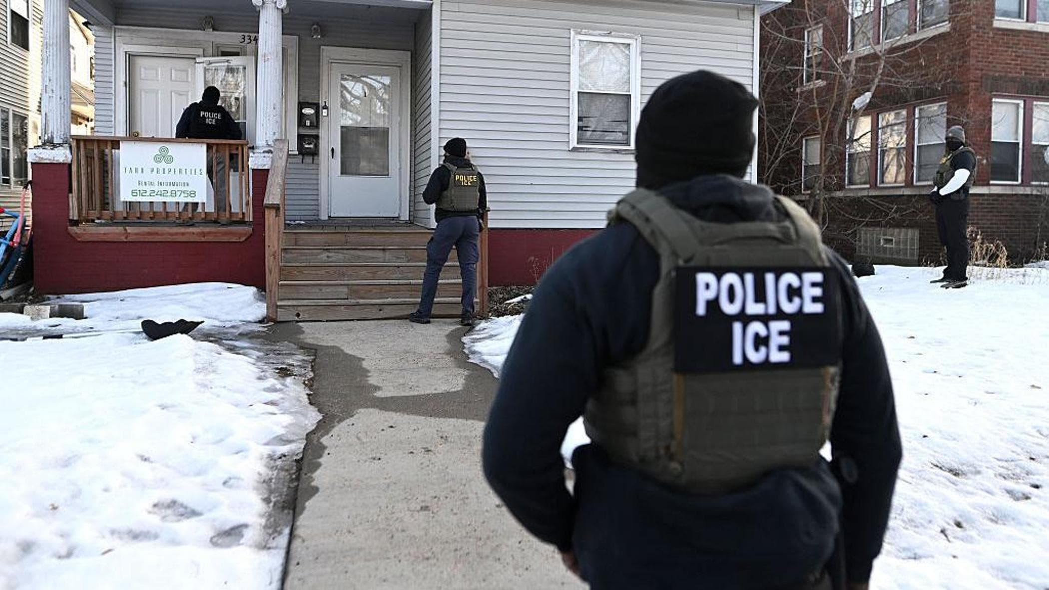 Agente dell’Ice incriminato per aver sparato a un immigrato a Minneapolis. “Distintivo non lo rende immune”