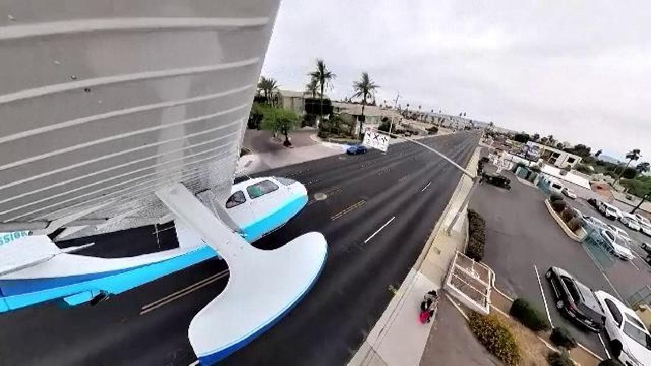 Phoenix, il motore si spegne di colpo: l'idrovolante atterra in pieno centro
