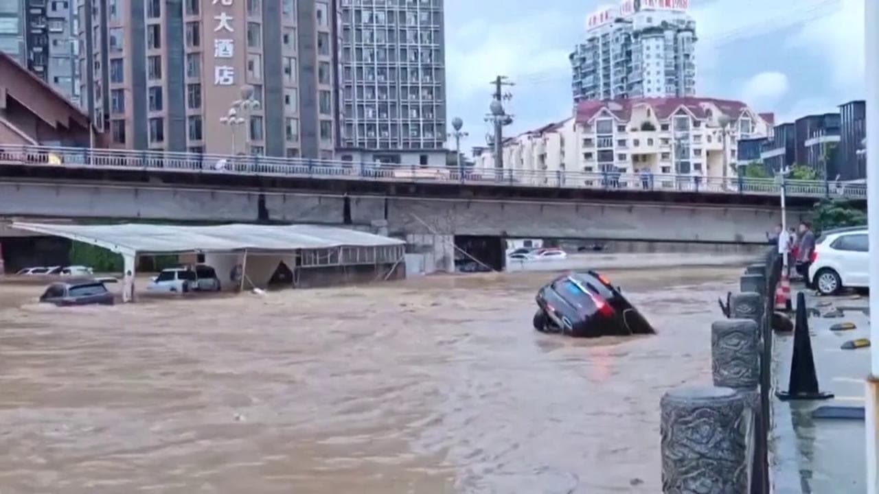 Cina, strade come fiumi con l'alluvione: il suv viaggia nella corrente tra i palazzi