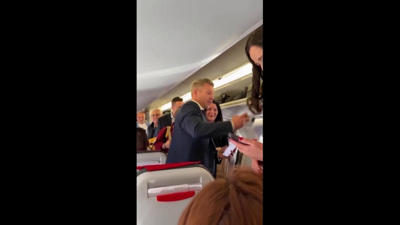 Ungheria, metti un premier su un volo di linea: Magyar tra selfie e strette di mano coi passeggeri