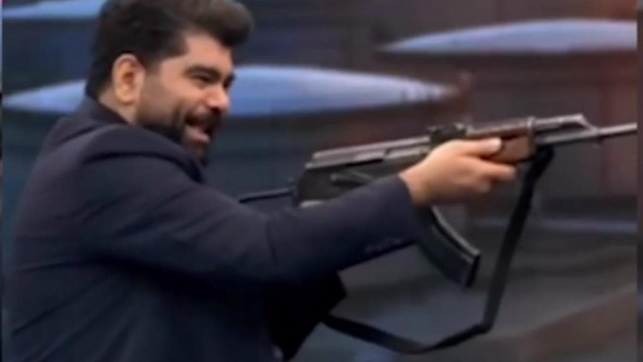 Iran, lezione di AK47: in tv si insegna sparare con i mitra. Parte la mobilitazione generale