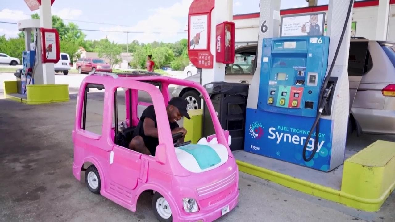 Georgia, trasforma un mini camper giocattolo rosa in un'auto vera: "Faccio il pieno con tre dollari"