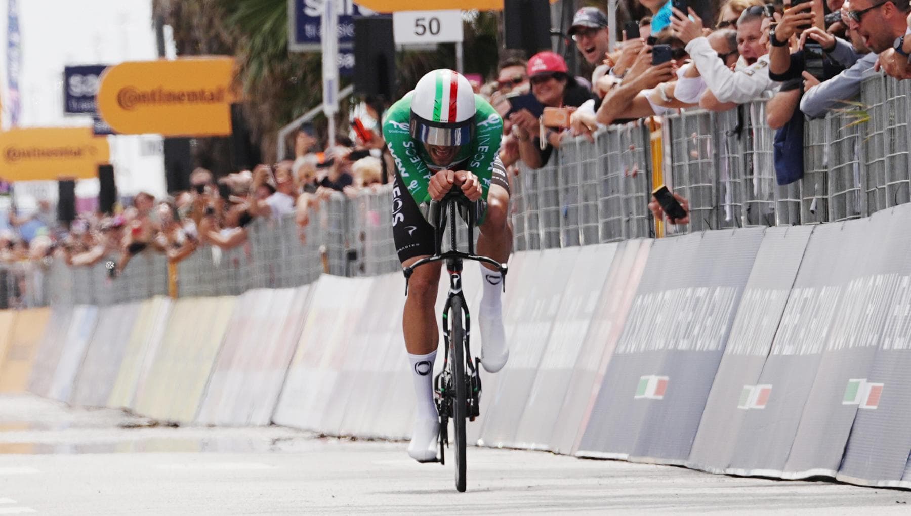 Ganna domina la crono a Massa. Male Vingegaard, Eulalio tiene la maglia rosa per 27”