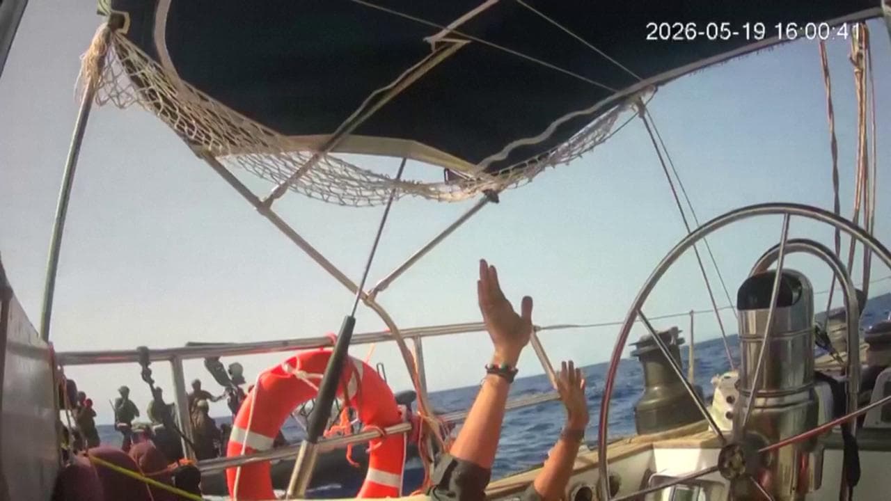 Flotilla, militari israeliani intercettano barca italiana: gli spari contro gli attivisti