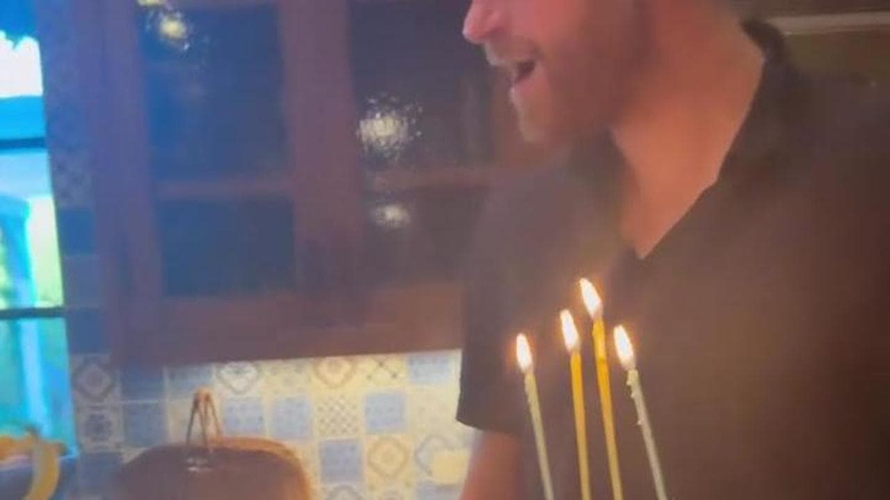Harry e Meghan, ottavo anniversario di nozze: il video della festa con la scultura pinguino