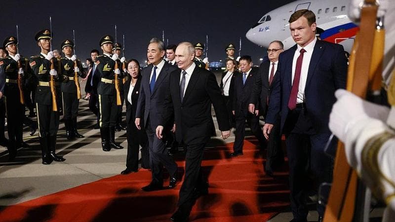 Pechino, 19 maggio: l'arrivo del presidente russo Vladimir Putin