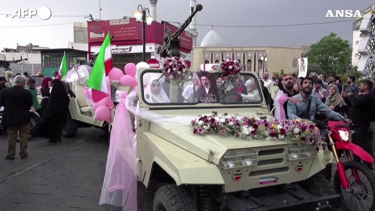 Nozze di massa a Teheran: gli sposi arrivano su jeep militari