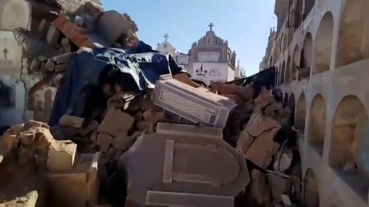 Perù, forte scossa di terremoto: nel cimitero di Saraja crollano le tombe